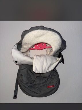 Skip Hop Gray and White Cozy Bib/Seat Cover with Sherpa Lining